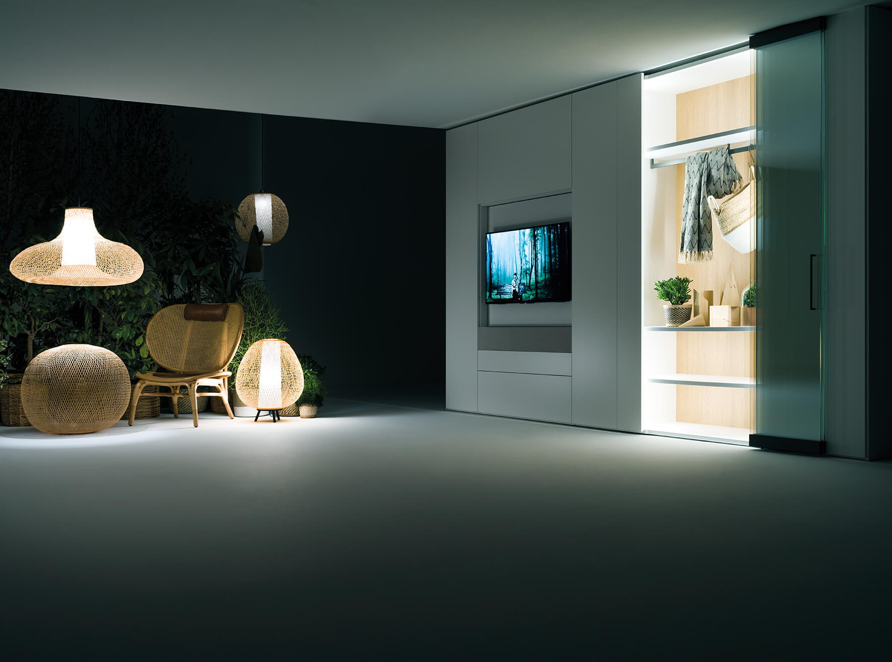 Armadio con Porta TV Apribile e Apertura Totale Freedhome Caccaro Laccato e Vetro con Illuminazione Interna